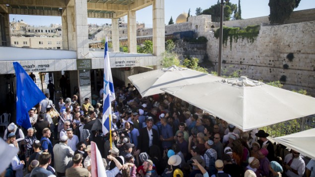 مئات الداعمين يزرون حائط المبكى في ذكرى هاليل يافا ارئيل في القدس القديمة، 12 يوليو 2016 (Yonatan Sindel/Flash90)