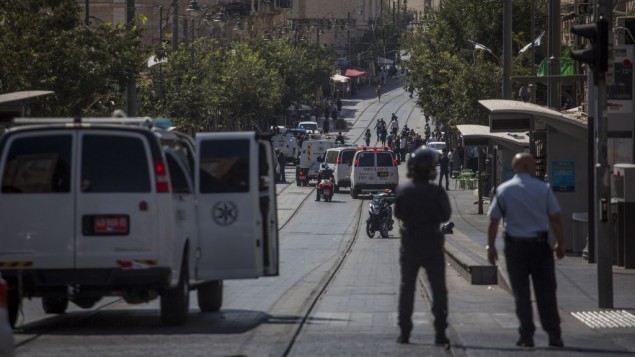 الشرطة في محطة القطار الخفيف في القدس حيث حاول فلسطينيا مع قنابل انبوبية في حقيبته ركوب القطار، 17 يوليو 2016 (Hadas Parush/Flash90)