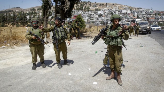 جنود اسرائيليون في موقع طعن جنديين من قبل فلسطينيا في مفرق العروب في الضفة الغربية، 18 يوليو 2016 (Wisam Hashlamoun/Flash90)