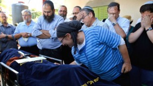 رينا، والدة هاليل بافا أريئيل (13 عاما)، التي قُتلت بعد أن قام منفذ هجوم فلسطيني بطعنها في منزلها، خلال جنازة ابنتها في مستوطنة كريات أربع القريبة من مدينة الخليل في الضفة الغربية، 30 يونيو، 2016. (Gil Cohen-Magen/AFP/Getty Images via JTA)