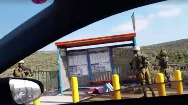 امرأة فلسطينية تنزف على ارضية محطة حافلات بالقرب من مستوطنة ارئيل في الضفة الغربية بعدما اصيبت بالرصاص اثناء محاولتها طعن جندي اسرائيلي، 5 يوليو 2016 (Screen capture: Dina Cohen)