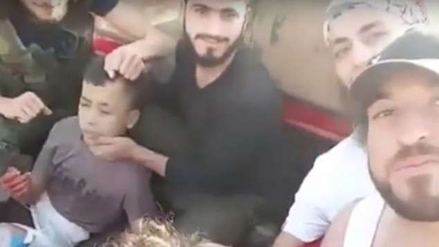 طفل احتجزه مقاتلي معارضة سوريين قبل ان يقوموا بقطع رأسه، في فيدو صدر في 19 يونيو 2016 (screen capture: YouTube)