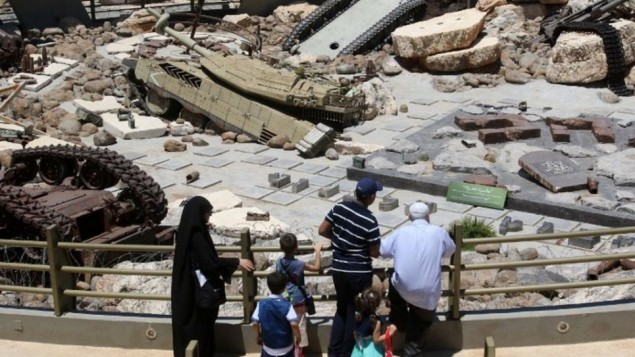 زوار يتفرجون على دبابات تركها الجيش الإسرائيلي في لبنان خلال زيارتهم لمتحف "المعلم السياحي للمقاومة" الذي يديره حزب الله في مليتا، جنوب لبنان، 12 يوليو، 2016. (AFP PHOTO / MAHMOUD ZAYYAT) زوار يتفرجون على دبابات تركها الجيش الإسرائيلي في لبنان خلال زيارتهم لمتحف "المعلم السياحي للمقاومة" الذي يديره حزب الله في مليتا، جنوب لبنان، 12 يوليو، 2016. (AFP PHOTO / MAHMOUD ZAYYAT)