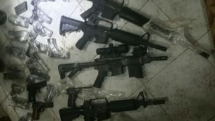 اسلحة صادرتها قوات الامن الإسرائيلية خلال محاولة تهريبها من الاردن الى اسرائيل، 19 يوليو 2016 (IDF Spokesperson's Office)