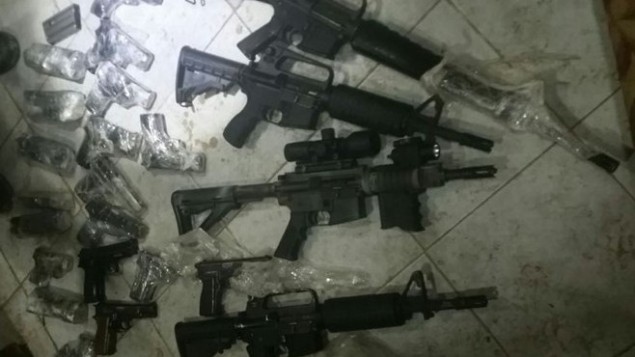 اسلحة صادرتها قوات الامن الإسرائيلية خلال محاولة تهريبها من الاردن الى اسرائيل، 19 يوليو 2016 (IDF Spokesperson's Office)