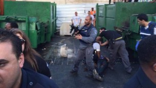 قوى الامن الإسرائيلية في موقع هجوم الطعن في نتانيا، 30 يونيو، 2016. (United Hatzalah)