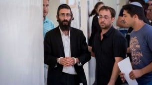 ميخائيل شليسل، شقيق يشاي شليسل، خلال اقتياده إلى قاعة محكمة الصلح في القدس، 20 يوليو، 2016. (Yonatan Sindel/Flash90)
