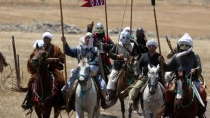 المشاركين في التمثيل السنوي لمعركة حطين من عام 1187 في شمال اسرائيل، 2 يوليو 2016 (AFP PHOTO / MENAHEM KAHANA)