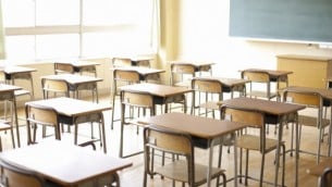 صورة توضيحية لصف في مدرسة. (Classroom image via Shutterstock)
