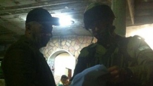 جنود إسرائيليون يسلمون أمر هدم في منزل محمد طرايرة، الفلسطيني الذي قتل هاليل يافا أريئيل (13 عاما). (المتحدث بإسم الجيش الأإسرائيلي)