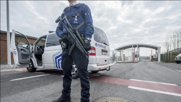 صورة توضيحية. شرطي يحرس مدخل مطار بروكسل بعد وقوع انفجارين اديا الى مقتل 13 شخص على الاقل في صالة المسافرين، 22 مارس 2016 (AFP / Belga / FILIP DE SMET / Belgium OUT)
