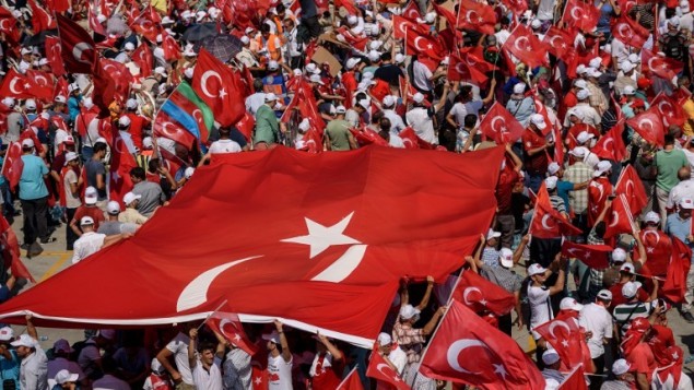 متظاهرون يلوحون بالاعلام التركية في اسطنبول خلال مظاهرة ضد محاولة الانقلاب، 7 اغسطس 2016 (AFP PHOTO / OZAN KOSE)