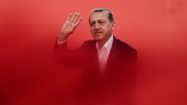 الرئيس التركي رجب طيب اردوغان يحيي داعميه خلال مظاهرة في اسطنبول ضد محاولة الانقلاب، 7 اغسطس 2016 (AFP PHOTO / OZAN KOSE)