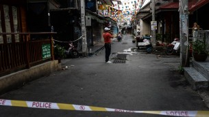 رجل يلتقط صورا لموقع تفجيران وقعا في 11 اغسطس في بلدة هوا هين السياحية في تايلاند، 13 اغسطس 2016 (LILLIAN SUWANRUMPHA / AFP)