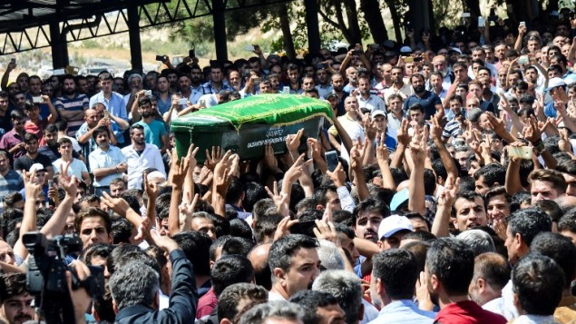 تشييع جثمان احد ضحايا هجوم انتحاري خلال حفل زفاف في غازي عنتاب، على الحدود التركية السورية، 21 اغسطس 2016 (AFP/ILYAS AKENGIN)