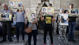 متظاهرون فلسطينيون يحملون ملصقاط خلال مظاهرة ضد السجن الاداري ودعما للاسير الفلسطيني بلال كايد في باب العامود عند مدخل القدس القديمة، 24 اغسطس 2016 (AFP PHOTO / AHMAD GHARABLI)