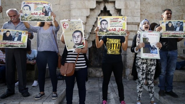 متظاهرون فلسطينيون يحملون ملصقاط خلال مظاهرة ضد السجن الاداري ودعما للاسير الفلسطيني بلال كايد في باب العامود عند مدخل القدس القديمة، 24 اغسطس 2016 (AFP PHOTO / AHMAD GHARABLI)