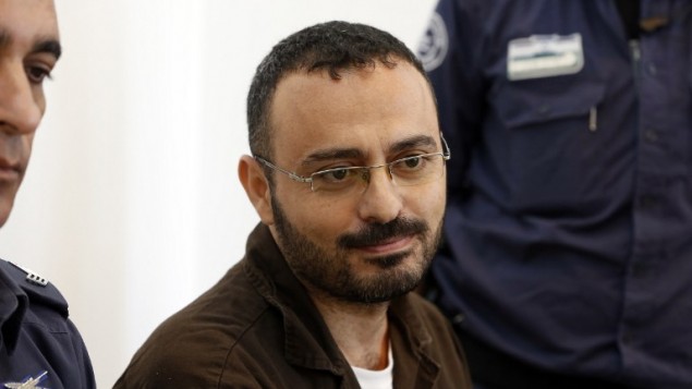 وحيد البرش، مهدس يعمل في ’برنامج الأمم المتحدة الإنمائي’، متهم باستغلال منصبه لمساعدة حركة حماس، خلال جلسة محكمته في مدينة بئر السبع، جنوب اسرائيل، 28 اغسطس 2016 (AHMAD GHARABLI / AFP)