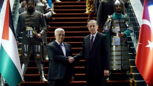 الرئيس التركي رجب طيب اردوغان ورئيس السلطة الفلسطينية محمود عباس يتصافحان في القصر الرئاسي في انقرة، 12 يناير 2015 (AFP/ADEM ALTAN)