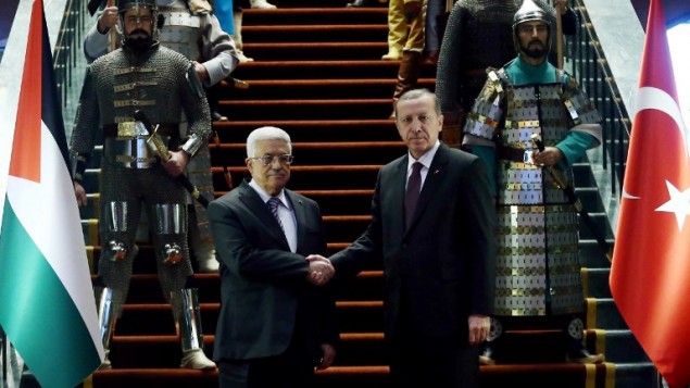 الرئيس التركي رجب طيب اردوغان ورئيس السلطة الفلسطينية محمود عباس يتصافحان في القصر الرئاسي في انقرة، 12 يناير 2015 (AFP/ADEM ALTAN)
