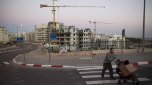 صورة توضيحية: بناء وحدات سكنية في القدس، 27 أكتوبر، 2013. (Yonatan Sindel/Flash90)