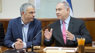 رئيس الوزراء بينيامين نتنياهو (من اليمين) ووزير المالية موشيه كحلون في الجلسة الأسبوعية للحكومة في القدس، 11 أغسطس، 2016. (Emil Salman/Pool)