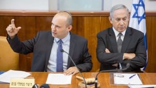 رئيس الوزراء بنيامين نتنياهو مع وزير المعارف نفتالي بينيت خلال الجلسة الاسبوعية للحكومة في مكتب رئيس الوزراء في القدس، 30 اغسطس 2016 (Emil Salman/POOL)