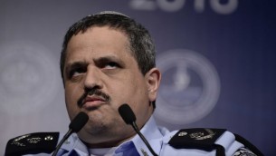 مفوض الشرطة الإسرائيلية روني الشيخ يتحدث في تل ابيب، 30 اغسطس 2016 (Tomer Neuberg/Flash90)