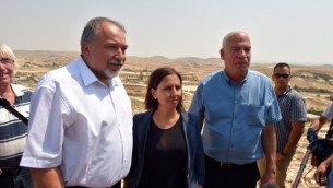 وزير الدفاع أفيغدور ليبرمان، من اليسار، ووزيرة العدالة الإجتماعية غيلا غمليئيل ووزير الزراعة أوري أريئيل في حديث مع الصحافيين بعد جولة في البلدات البدوية في النقب، 29 أغسطس، 2016.  (Ariel Hermoni/Defense Ministry)