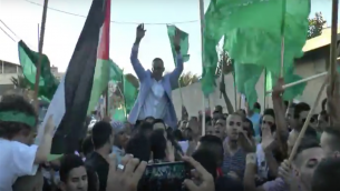 حفل استقبال سفيان عبدو، بعد اطلاق سراحه بعد اتمام عقوبة 14 عاما في السجن لمحاولته تسميم زبائن مقهى في القدس خلال الانتفاضة الثانية، 15 اغسطس 2016 (Screen capture: YouTube)