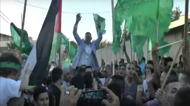 حفل استقبال سفيان عبدو، بعد اطلاق سراحه بعد اتمام عقوبة 14 عاما في السجن لمحاولته تسميم زبائن مقهى في القدس خلال الانتفاضة الثانية، 15 اغسطس 2016 (Screen capture: YouTube)