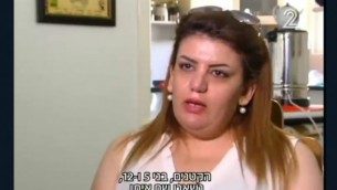 المرأة اليهودية الكردية التي فرت من العراق إلى إسرائيل بعد أن زعمت أن زوجها المسلم هددها بيعها ل"داعش" خلال حديث لخا مع القناة 2 في أغسطس 2016. (لقطة شاشة: القناة 2)