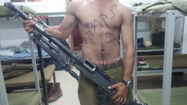 جندي يحمل سلاحا مع رسم كلمة "إنتقام" على صدره. ((The Nation of Israel Demands Vengeance! Facebook page))