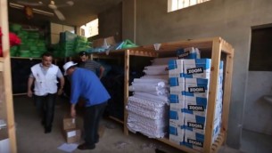 مستودع توزيع مساعدات تابع لمنظمة ’أنقذوا الأطفال’ في قطاع غزة، 2014. (Save the Children/YouTube)