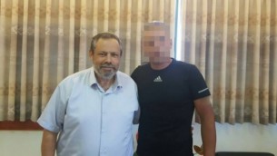 يوحاي داماري مع الرجل الفلسطيني الذي قدم المساعدة لعائلة مارك بعد الهجوم الذي وقع في 1 يوليو، 2016 وأسفر عن مقتل الحاخام ميكي مارك. (Har Hebron Regional Council)