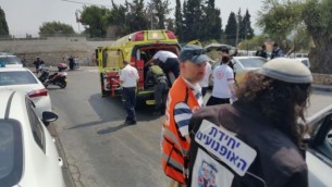 طواقم الإنقاذ في موقع هجوم طعن في حي الطور في القدس الشرقية، 11 أغسطس، 2016. (United Hatzalah)