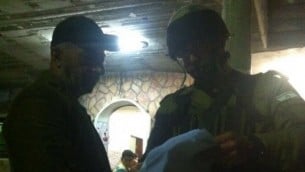 الجنود الإسرائيليون يسلمون الإبلاغ بالهدم في منزل محمد طرايرة، منفذ الهجوم الفلسطيني الذي قتل هاليل يافا أريئيل (13 عاما). (المتحدث بإسم الجيش الإسرائيلي)