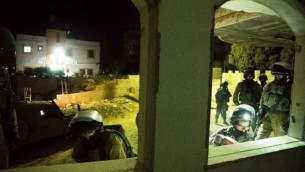 جنود اسرائيليون يشاركون بهدم منزل معتدي فلسطيني قتل فتاة تبلغ 13 عاما طعنا في سريرها في مستوطنة كيريات اربع في شهر يونيو، في بلدة بني نعيم بالضفة الغربية، 15 اغسطس 2016 (IDF Spokespersons Office)