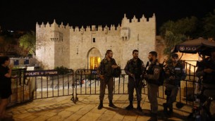 ناصر شرطة الحدود امام باب العامود في القدس القديمة، 2 مايو 2016 (AFP PHOTO / AHMAD GHARABLI)