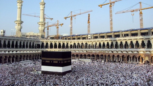 صورة توضيحية لحجاج يطوفون حول الكعبة المشرفة، 2008 (KHALED DESOUKI / AFP)