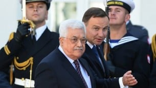 الرئيس البولندي أندريه دودا (وسط الصورة من اليمين) ورئيس السلطة الفلسطينية محمود عباس (وسط الصورة من اليسار) خلال مراسم الإستقبال الرسمية في ساحة القصر الرئاسي في وارسو، 6 سبتمبر، 2016.  (AFP PHOTO/JANEK SKARZYNSKI)