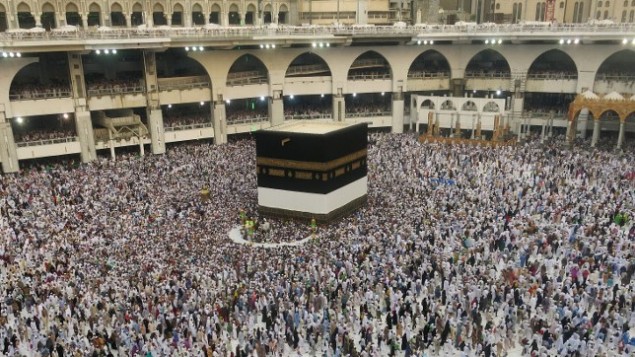 الحجاج المسلمون يطوفون حول الكعبة في المسجد الحرام بمدينة مكة المكرمة، 6 سبتمبر 2016 (AHMAD GHARABLI / AFP)
