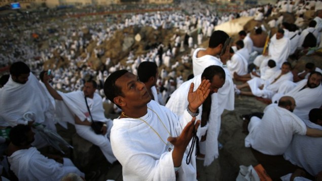 الحجاج المسلمون يشاركون في أحد مناسك الحج على جبل عرفة بالقرب من مكة في الساعات الأولى من صباح 11 سبتبمر، 2016. (AFP PHOTO / AHMAD GHARABLI)