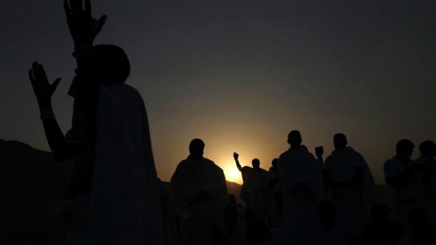 الحجاج المسلمون يشاركون في أحد مناسك الحج على جبل عرفة بالقرب من مكة في الساعات الأولى من صباح 11 سبتبمر، 2016. (AFP PHOTO / AHMAD GHARABLI)