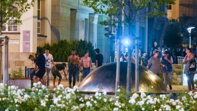 مهاجرين وطالبي لجوء في مدينة بوتسين في المانيا حيث وقعت مواجهات بين عناصر اليمين المتطرف وكالبي اللجوء، 14 سبتمبر 2016 ( مهاجرين وطالبي لجوء في مدينة بوتسين في المانيا حيث وقعت مواجهات بين عناصر اليمين المتطرف وكالبي اللجوء، 14 سبتمبر 2016 (