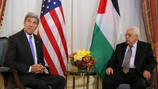 وزير الخارجية الأمريكي جون كيري، ورئيس السلطة الفلسطينية محمود عباس، في نيويورك، 19 سبتمبر، 2016. (AFP/Kena Betancur) وزير الخارجية الأمريكي جون كيري، ورئيس السلطة الفلسطينية محمود عباس، في نيويورك، 19 سبتمبر، 2016. (AFP/Kena Betancur)