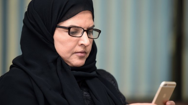 الناشطة السعودية والاستاذة الجامعية المتقاعدة عزيزة اليوسف، التي تدعو لاسقاط ولاية الرجل على المرأة، خلال مقابلة في الرياض، 27 سبتمبر 2016 (FAYEZ NURELDINE / AFP)