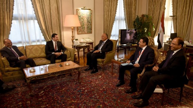 الناطق السابق باسم وزارة الخارجية السورية جهاد مقدسي العصو في "مؤتمر القاهرة" خلال لقاء في العاصمة المصرية مع وزير الخارجية المصري سامح شكري، 28 سبتمبر 2016 (MOHAMED EL-SHAHED / AFP)