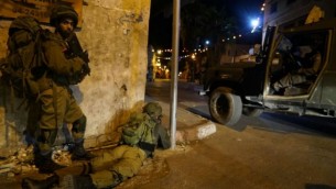 جنود خلال مداهمة لورشة صناعة اسلحة غير قانونية في مدينة جنين بالضفة الغربية، 26 سبتمبر 2016 (IDF Spokesperson's Unit)