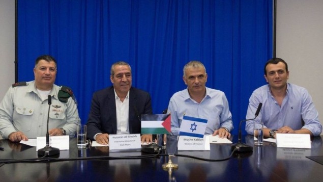 من اليسار: رئيس مكتب تنسيق الانشطة الاسرائيلية في الاراضي الفلسطينية، الجنرال يؤاف مردخاي، الوزير الفلسطيني للشؤون المدنية حسين الشيخ، وزير المالية الإسرائيلي موشيه كحلون ومدير عام وزارة المالية الإسرائيلية شاي باباد يوقعون على اتفاق لحل ازمة الديون الفلسطينية لشركة الكهرباء الإسرائيلية، 12 سبتمبر 2016 (Facebook/COGAT)